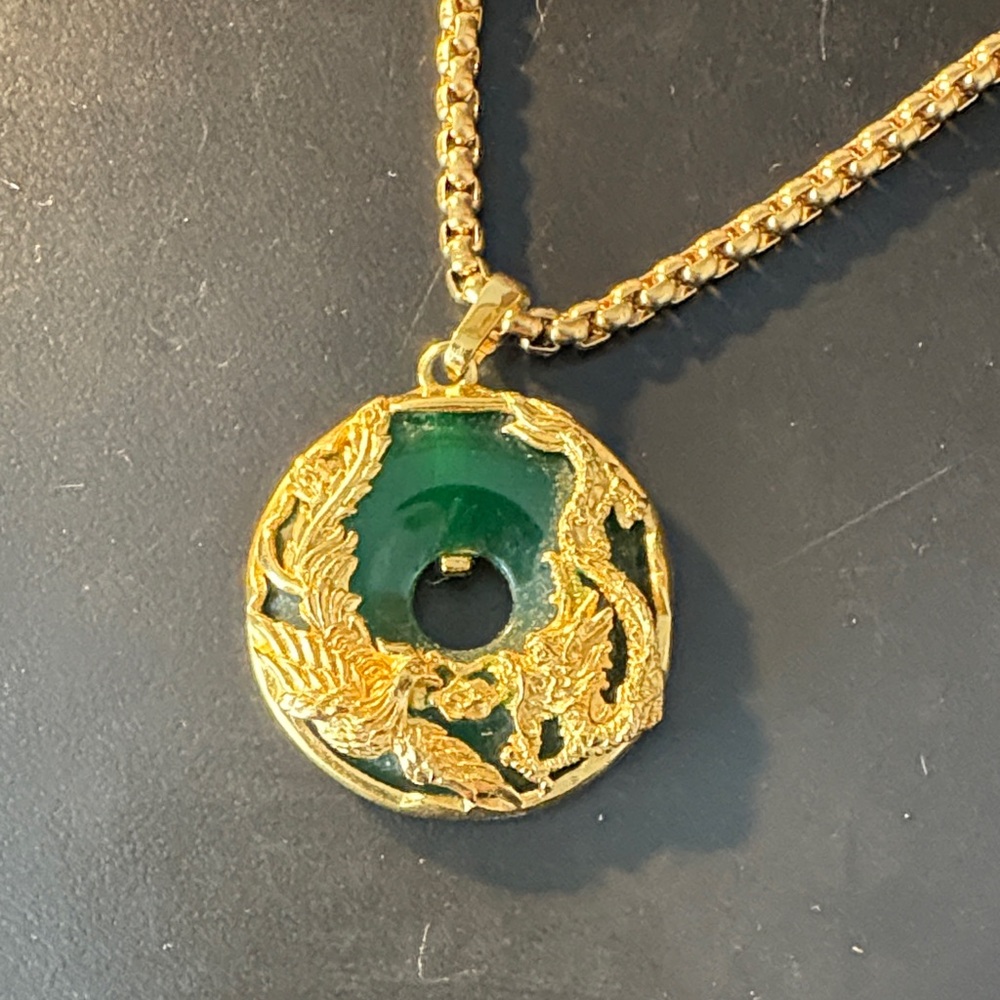 Elegant Green and Gold Pendant Necklace
